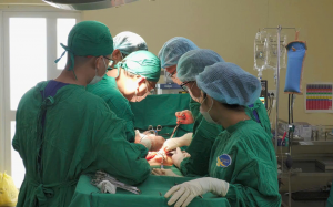Ekip phẫu thuật cho bệnh nhân bướu sarcoma