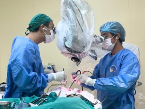 Ekip thực hiện phẫu thuật bằng kính vi phẫu