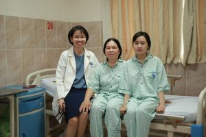 Hình ảnh bác sĩ và hai mẹ con