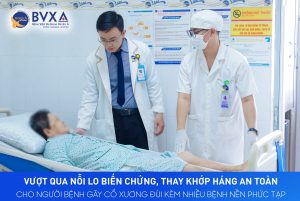 Hình ảnh bác sĩ thăm khám bệnh nhân gãy cổ xương đùi