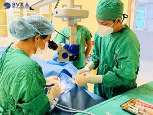 Hình ảnh ekip mổ mắt