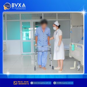 Hình ảnh bệnh nhân tập luyện đi lại