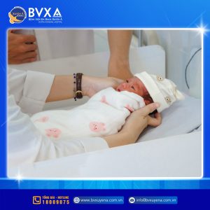 Hình ảnh bé gái sơ sinh "đẻ rơi" đang được chăm sóc