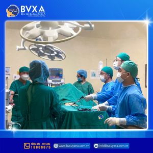 Hình ảnh ekip phẫu thuật cho bệnh nhân bị bướu tuyến thượng thận