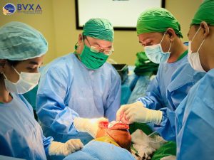 Hình ảnh ekip phẫu thuật thay khớp gối nhân tạo cho bệnh nhân