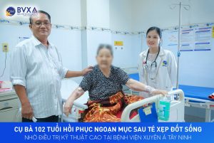 Hình ảnh bác sĩ và bệnh nhân 102 tuổi bị té ngã gây xẹp đốt sống
