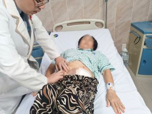 Hình ảnh bác sĩ thăm khám bệnh nhân bị đại tiện ra máu vì ung thư trực tràng