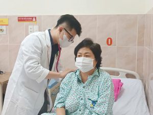 Hình ảnh bác sĩ thăm khám bệnh nhân bị suy thận mạn vì dùng thuốc viêm khớp
