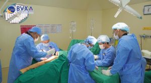 Hình ảnh ekip phẫu thuật cho bệnh nhân bị máy cày đè gãy hàng chục cái xương
