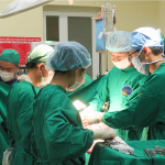 45 PHÚT CỨU SỐNG NGƯỜI ĐÀN ÔNG BỊ SỐC MẤT MÁU SAU CÚ TÉ NGÃ CẦU THANG