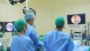 Hình ảnh ekip phẫu thuật cho bệnh nhân 23 tuổi bị thoát vị đĩa đệm