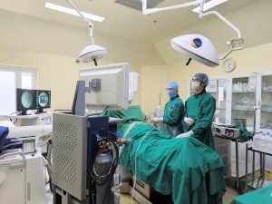 Hình ảnh ekip phẫu thuật cho bệnh nhân có viên sỏi thận to như quả trứng ngỗng