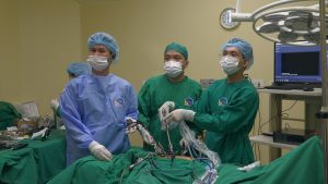 Hình ảnh ekip phẫu thuật cho bệnh nhân đại tiện ra máu vì ung thư trực tràng