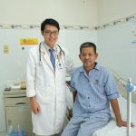 NGƯỜI ĐÀN ÔNG CAMPUCHIA BỊ NANG MÀNG NGOÀI TIM HIẾM GẶP GÂY BÁNG BỤNG, PHÙ CHÂN