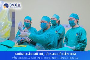 Hình ảnh ekip phẫu thuật loại bỏ sỏi san hô