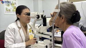 Hình ảnh bác sĩ khám mắt cho bà cụ