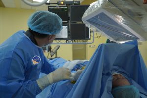 Hình ảnh bác sĩ đang tiến hành đặt máy tạo nhịp tim