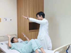 Hình ảnh bác sĩ kiểm tra chức năng vận động sau mổ u sọ hầu