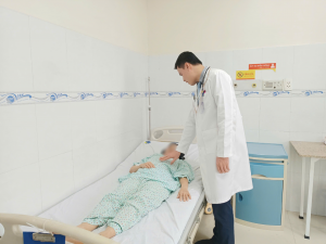 Hình ảnh bác sĩ thăm khám sau thực hiện đặt máy tạo nhịp tim