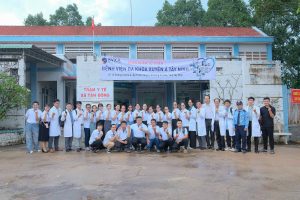 Hình ảnh buổi khám bệnh và cấp phát thuốc miễn phí