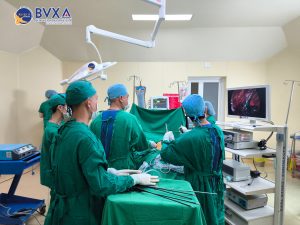 Hình ảnh ekip phẫu thuật khâu kén khí phổi