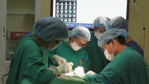 Hình ảnh ekip phẫu thuật u tuyến nước bọt mang tai