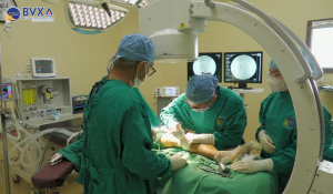 Hình ảnh ekip phẫu thuật chỉnh hình chân vòng kiềng cho bệnh nhi