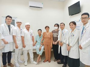 Hình ảnh ekip bác sĩ khoa Can thiệp tim mạch cùng gia đình bệnh nhân nhồi máu cơ tim ngày xuất viện