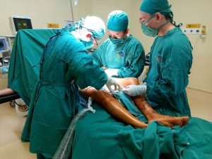 Hình ảnh ekip phẫu thuật ca suy giãn tĩnh mạch