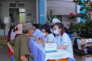 Hình ảnh buổi khám bệnh và cấp phát thuốc miễn phí
