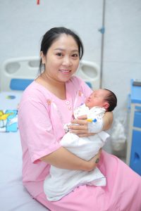 Hình ảnh mẹ và bé khoẻ mạnh sau ca cấp cứu cắt tử cung