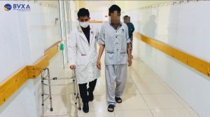 Hình ảnh bệnh nhân tập đi lại sau phẫu thuật thay khớp háng