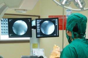 Hình ảnh quá trình phẫu thuật có sự hỗ trợ của màn hình tăng sáng