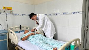 Hình ảnh bác sĩ thăm khám bệnh nhân bị túi phình động mạch chủ bụng