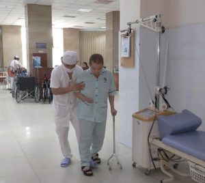 Bệnh nhân có thể đi lại dưới sự hỗ trợ của dụng cụ và hướng dẫn của kỹ thuật viên khoa Y học cổ truyền - Phục hồi chức năng