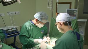 Hình ảnh ekip phẫu thuật cho bệnh nhân ung thư tuyến giáp