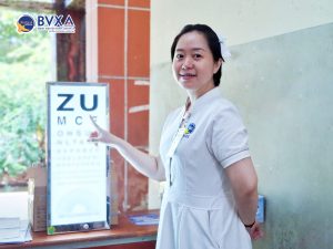 Hình ảnh khám mắt trong buổi khám sức khỏe miễn phí cho người cao tuổi