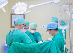 Hình ảnh ekip phẫu thuật cho cô G bị chấn thương do tai nạn giao thông