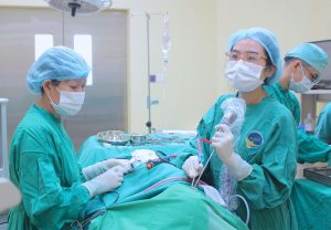 Ekip phẫu thuật loai bỏ khối u