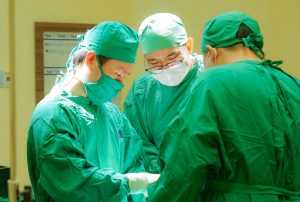Ekip phẫu thuật chỉnh hình ngón chân vẹo