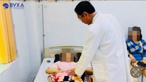 Bác sĩ thăm khám bệnh nhân sau phẫu thuật cắt bỏ khối u tử cung