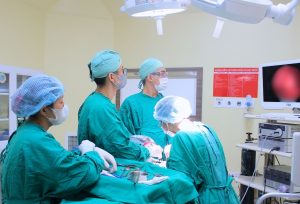 Hình ảnh ekip phẫu thuật cho bệnh nhân bị thủng xoang hàm sau khi nhổ răng khôn