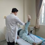 CỤ ÔNG TỰ ĐI LẠI SAU HAI NGÀY PHẪU THUẬT LẤY KHỐI U TỦY CHÈN ÉP THẦN KINH
