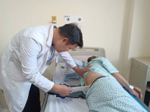 Bác sĩ kiểm tra vết mổ