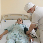 NGƯỜI ĐÀN ÔNG HO RA CẢ CHÉN MÁU VÌ VỠ  MẠCH MÁU PHẾ QUẢN
