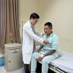 NAM THANH NIÊN ĐỘT QUỴ NGAY TRÊN SÂN BÓNG