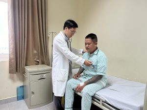 Bác sĩ thăm khám nam bệnh nhân trong khi đá banh bị đột quỵ