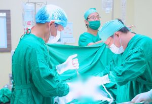 Ekip nội soi cho bệnh nhân thủng ổ loét môn vị tá tràng