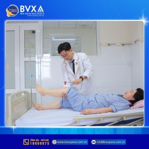 Hình ảnh bác sĩ thăm khám, kiểm tra tình trạng bệnh nhân sau phẫu thuật thoát vị đĩa đệm