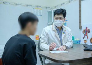 Hình ảnh bác sĩ khám hẹp niệu đạo